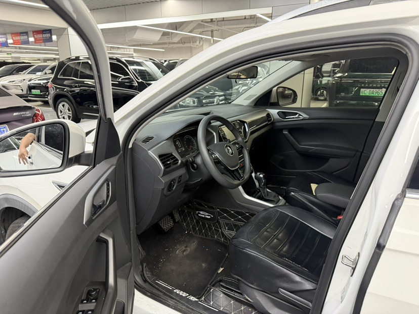 Volkswagen T-Cross 2021 car image #2