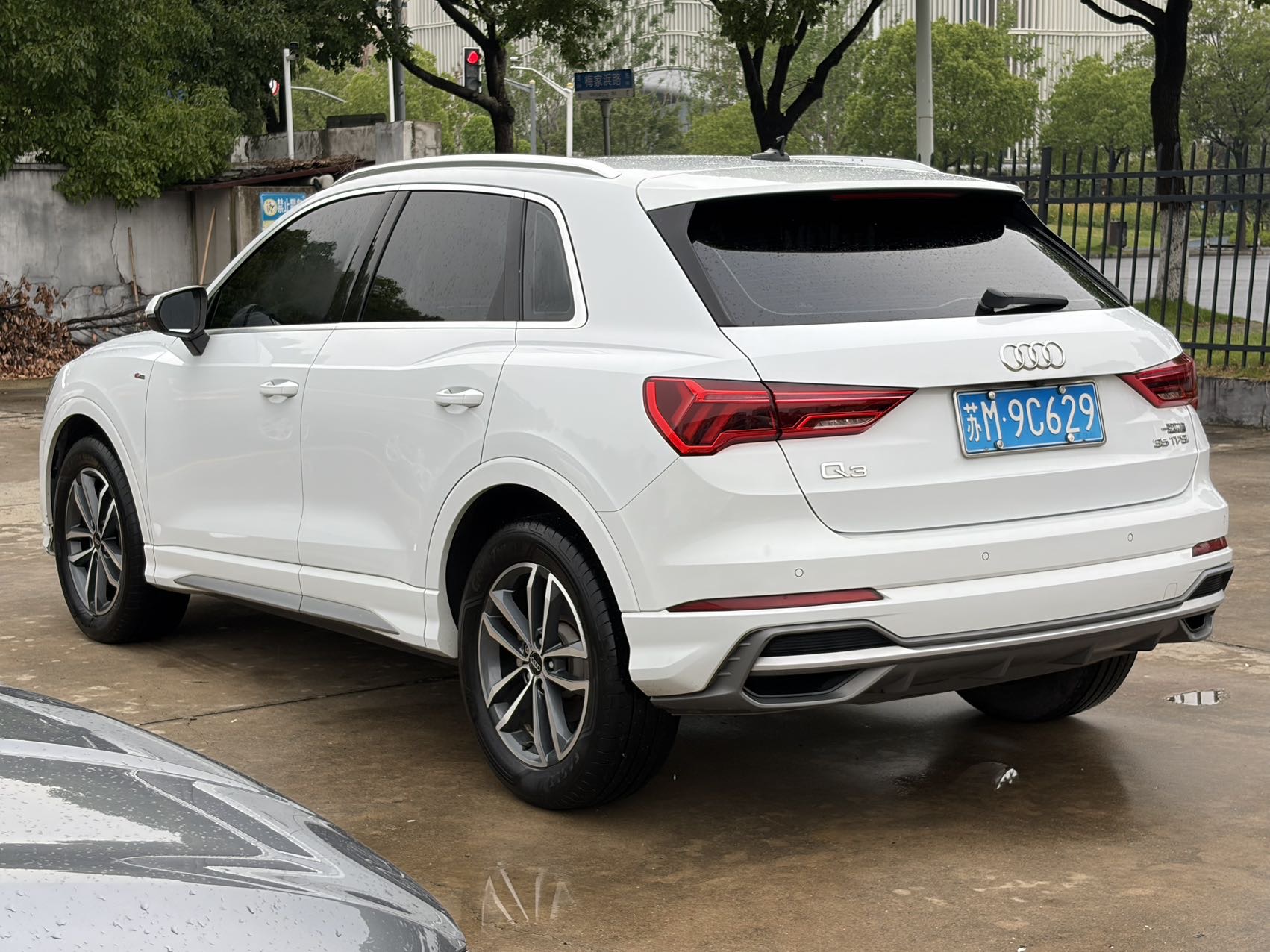 Audi Q3 2022 car image #9