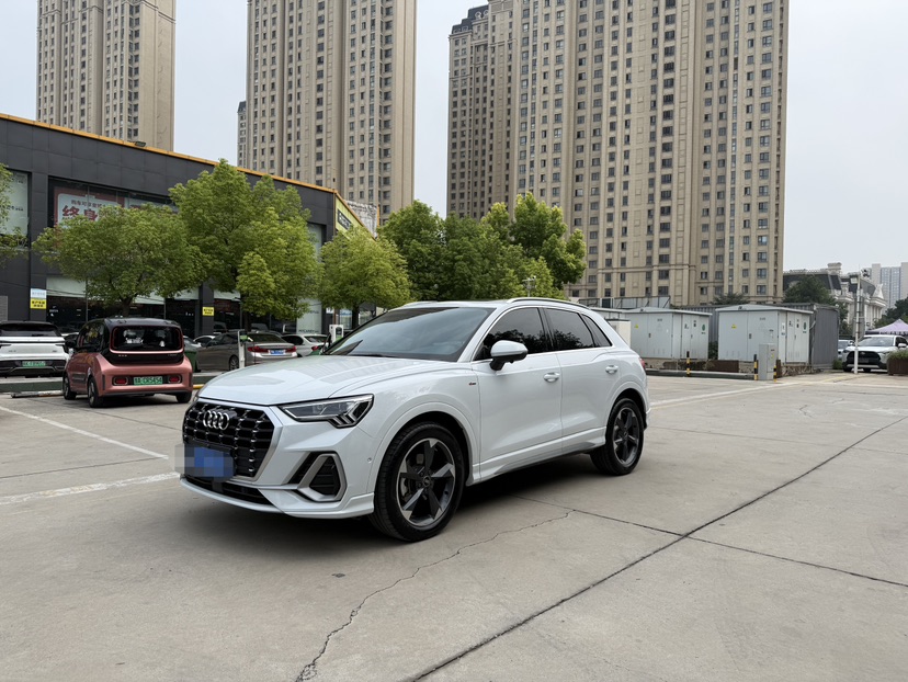 Audi Q3 2023 car image #3