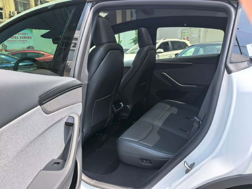 Tesla Model Y 2026 #6 Tesla Model Y 2026 car image #6
