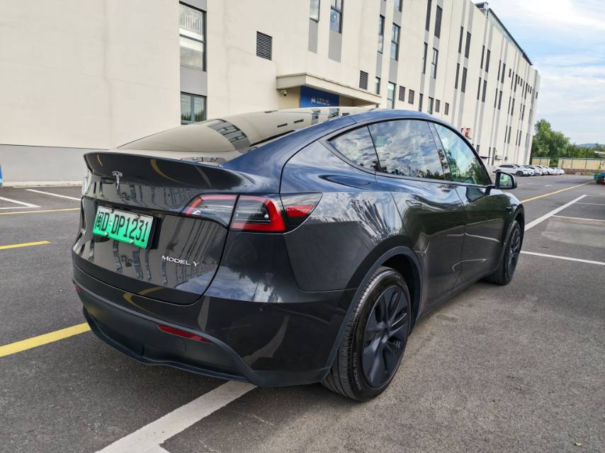 Tesla Model Y 2024 #4 Tesla Model Y 2024 car image #4