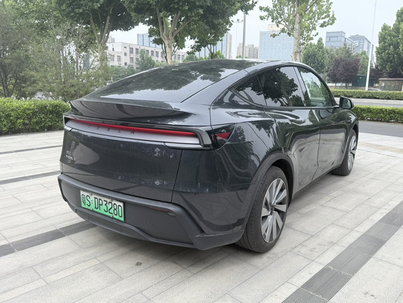 Tesla Model Y 2025 #7 Tesla Model Y 2025 car image #7
