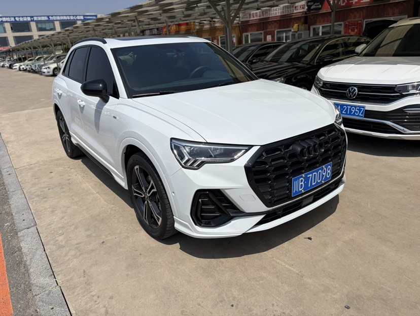 Audi Q3 2023 car image #3
