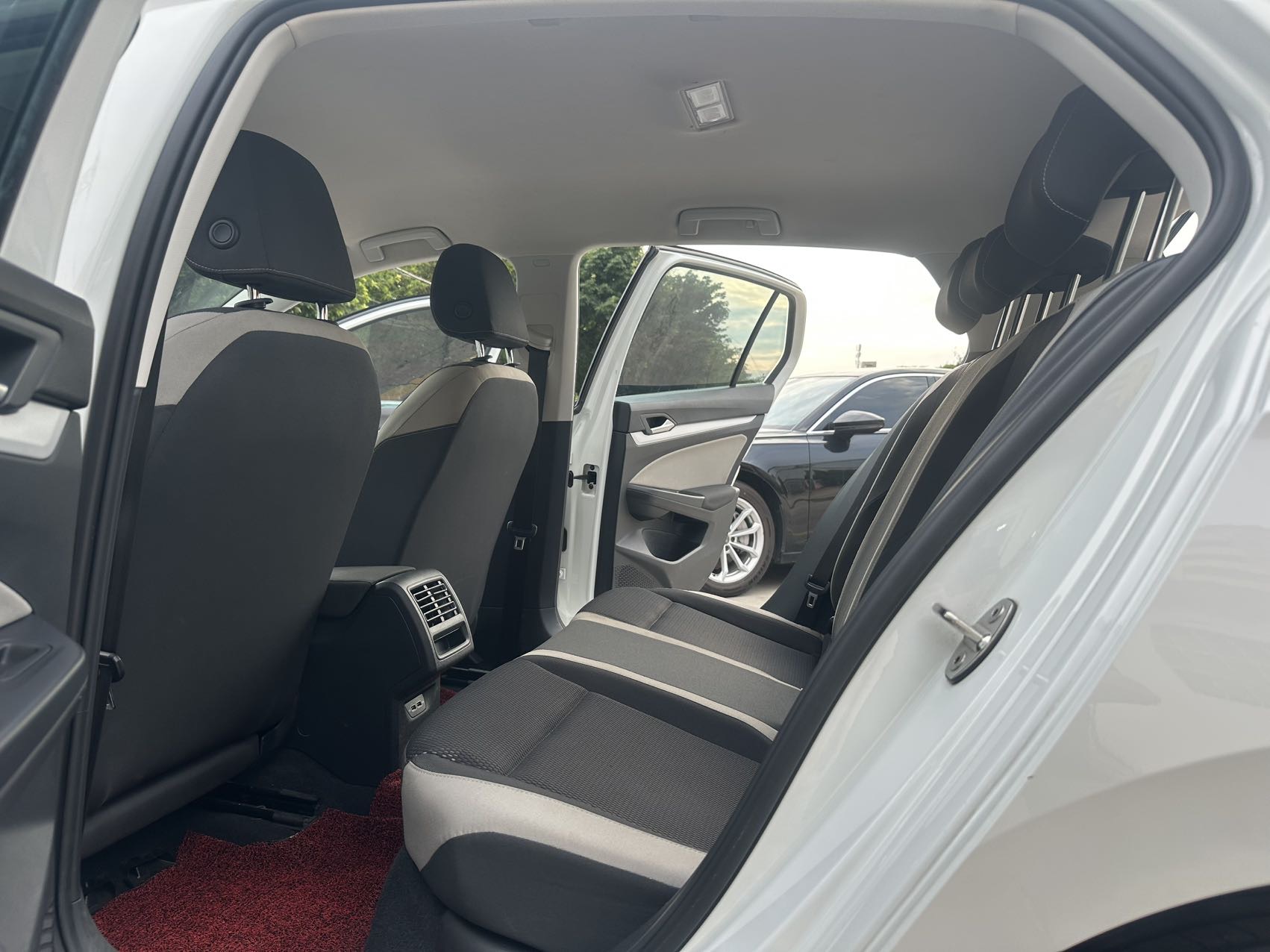 Volkswagen Golf 2023 car image #9