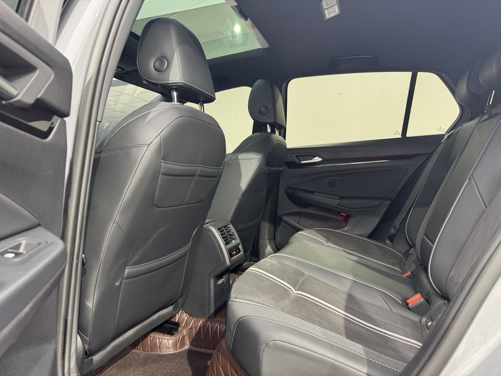 Volkswagen Golf 2023 car image #8