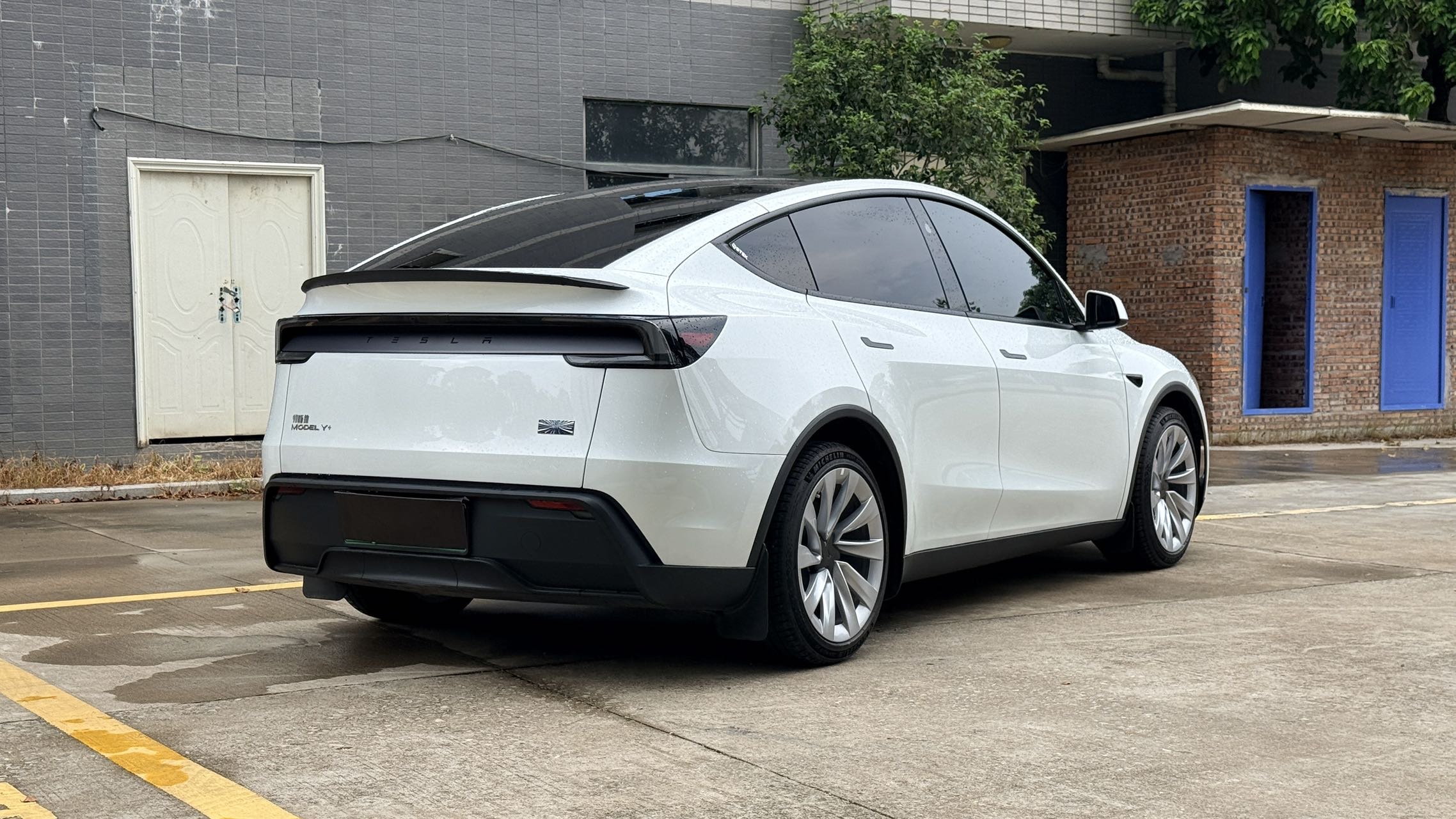 Tesla Model Y 2025 #4 Tesla Model Y 2025 car image #4