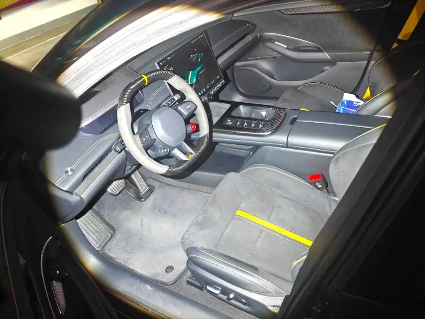 MI SU7 Ultra 2025 car image #2