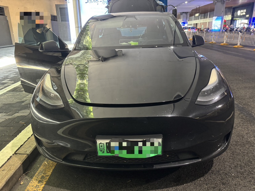 Tesla Model Y 2023 car image #2