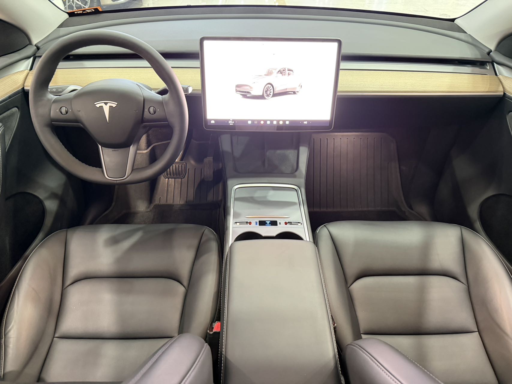 Tesla Model Y 2023 car image #9