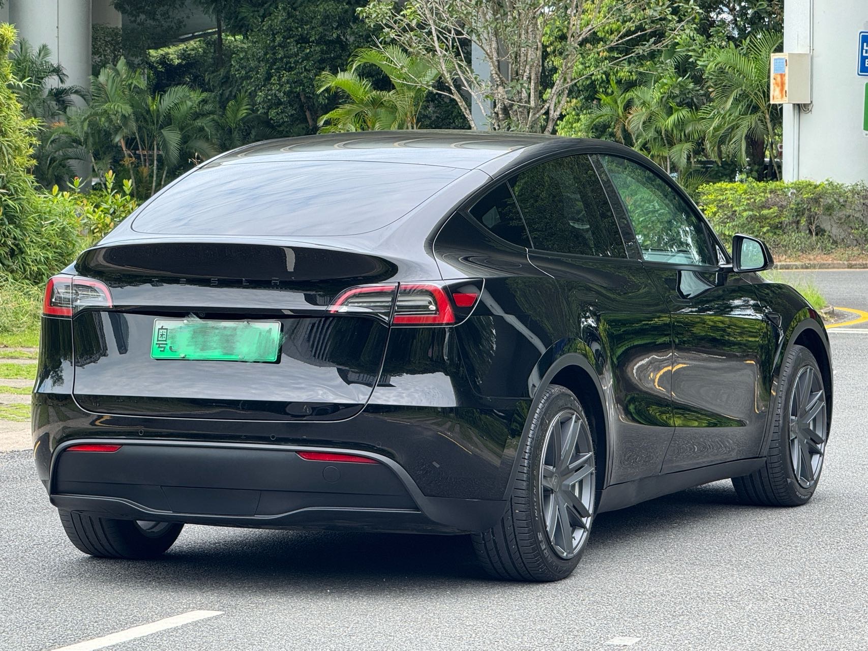 Tesla Model Y 2022 car image #9
