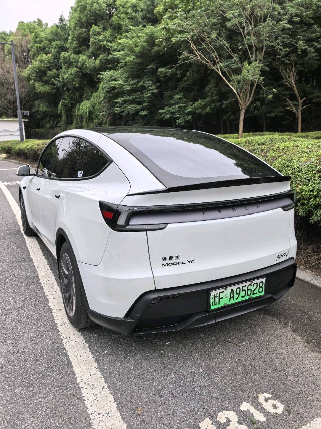 Tesla Model Y L 2025 #10 Tesla Model Y L 2025 car image #10