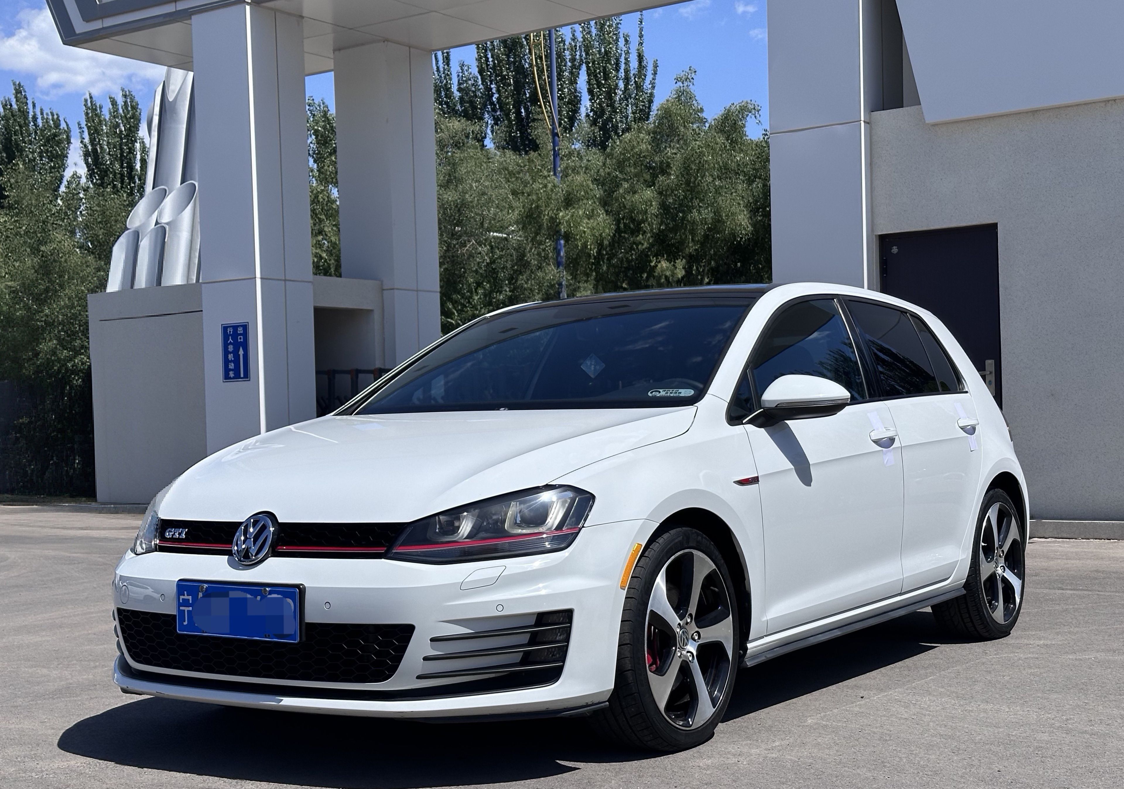 Volkswagen GolfGTI 2018 Volkswagen GolfGTI 2018 car image