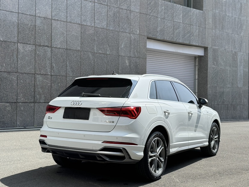 Audi Q3 2021 car image #9