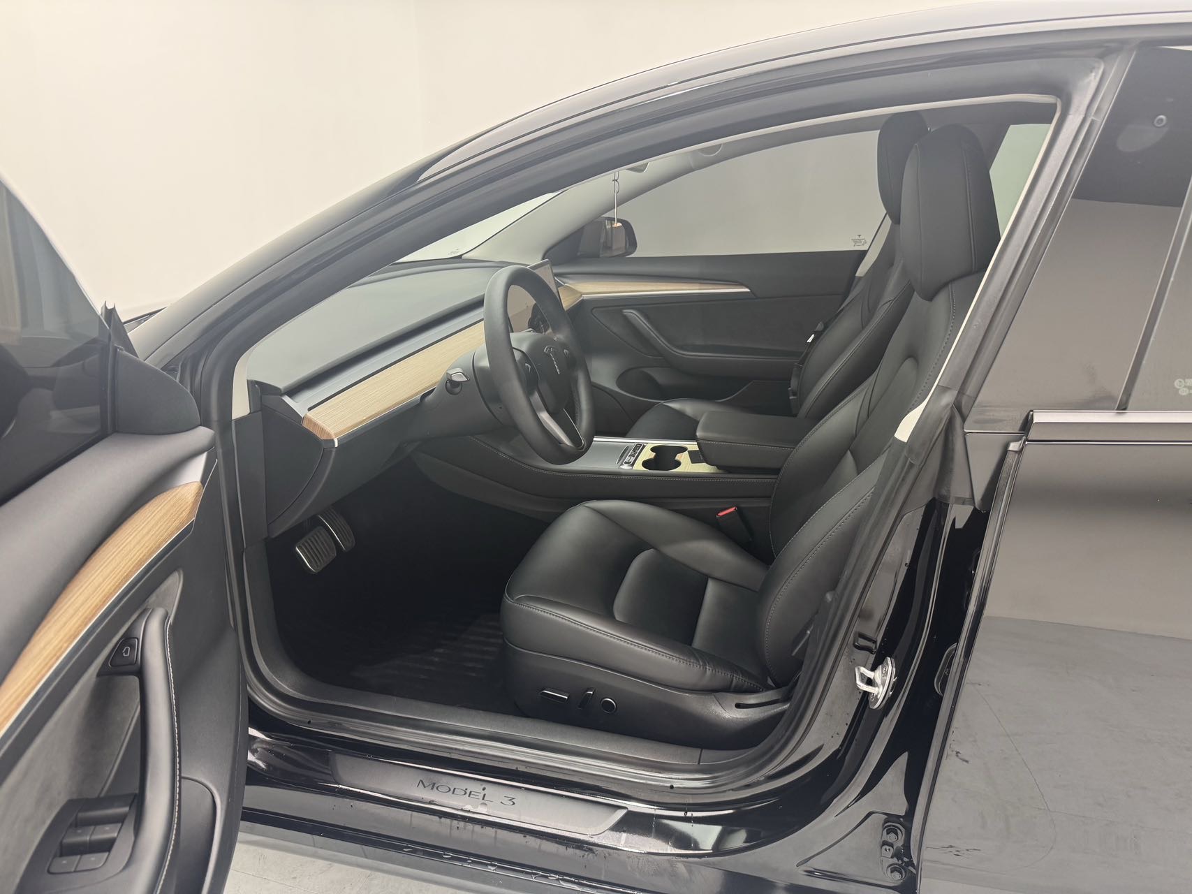 Tesla Model 3 2023 car image #12