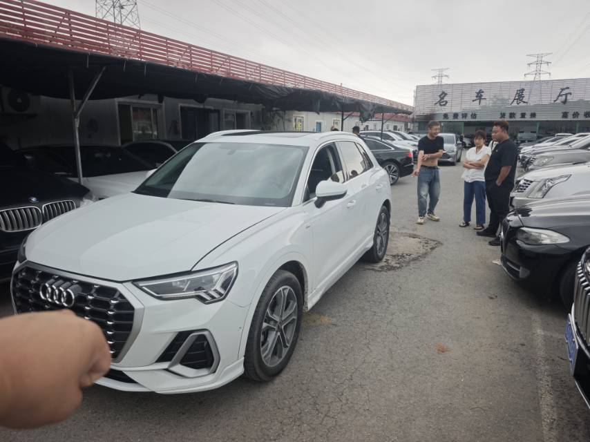 Audi Q3 2023 car image #2