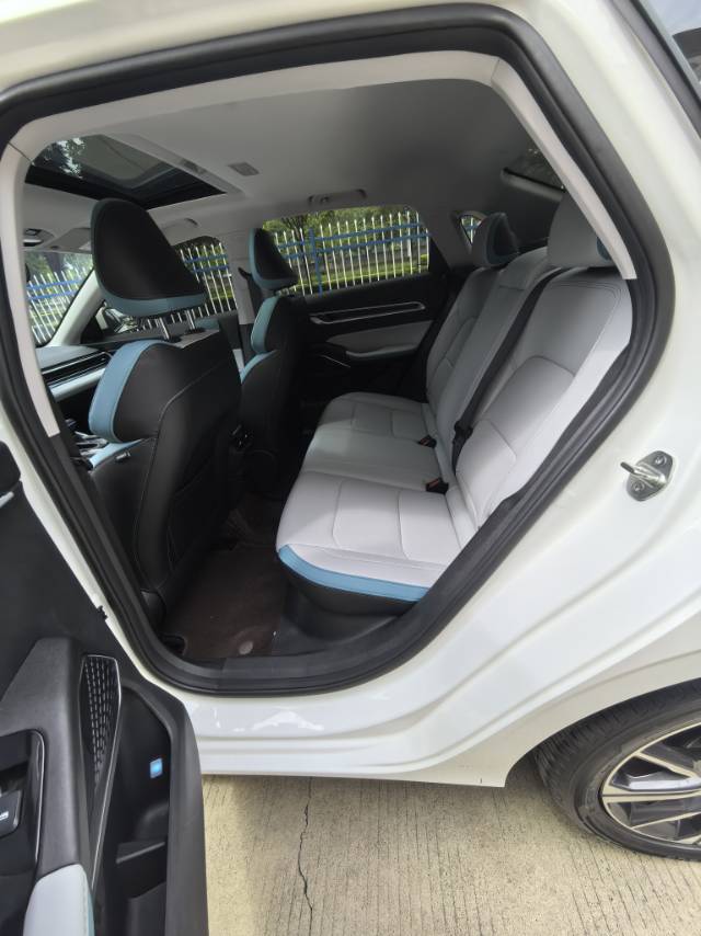 GEELY Emgrand 2025 #5 GEELY Emgrand 2025 car image #5