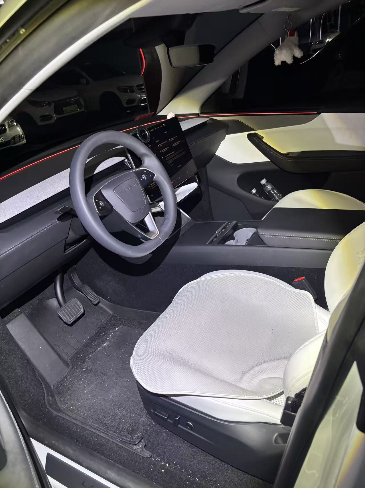 Tesla Model Y 2025 #11 Tesla Model Y 2025 car image #11