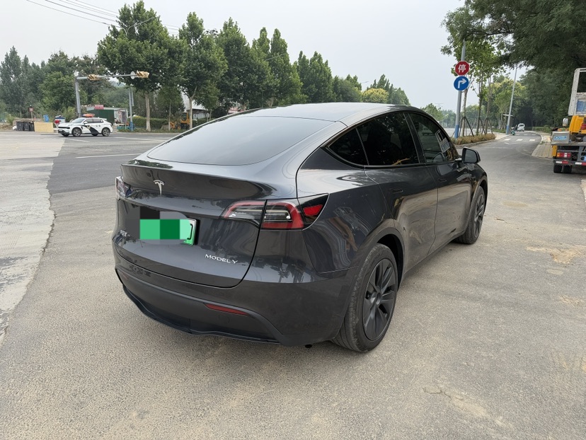 Tesla Model Y 2024 #3 Tesla Model Y 2024 car image #3
