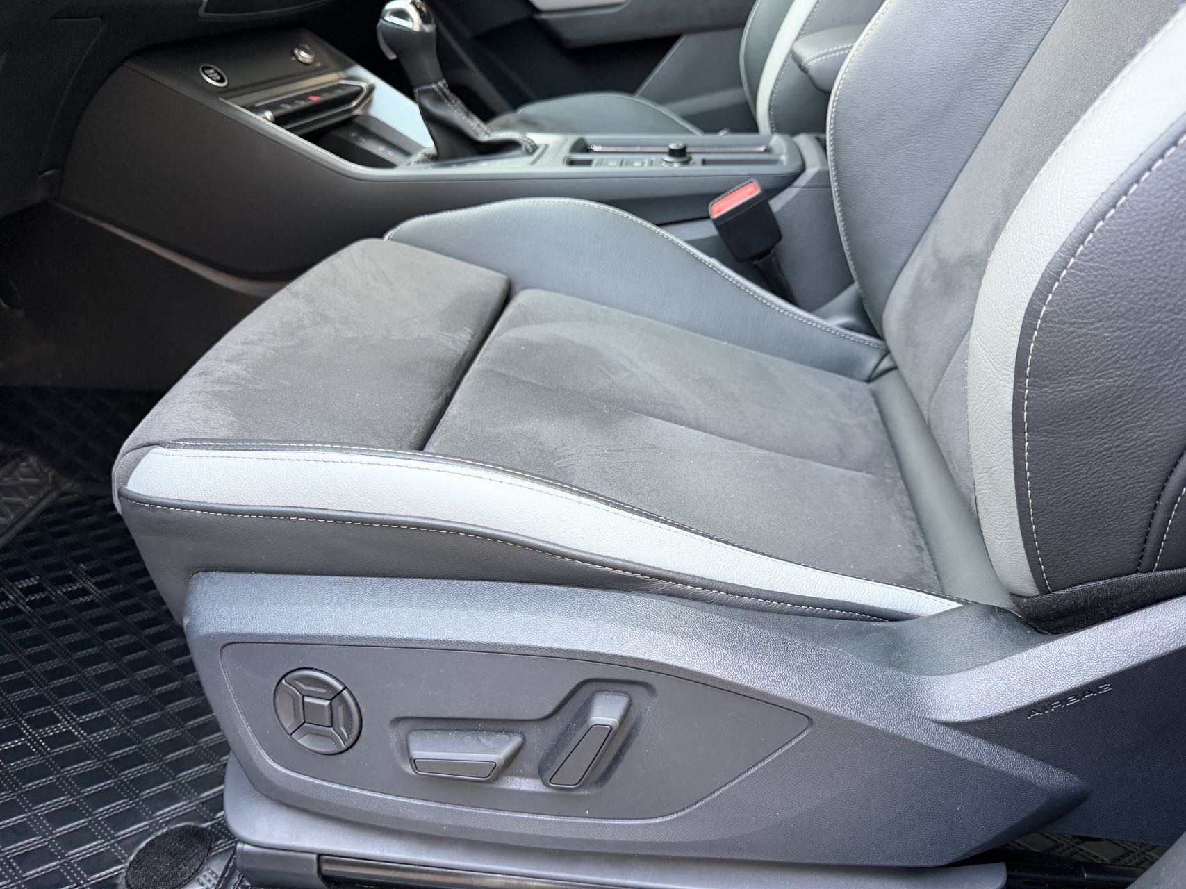 Audi Q3 2023 car image #8