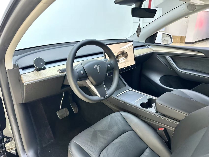 Tesla Model Y 2023 car image #8