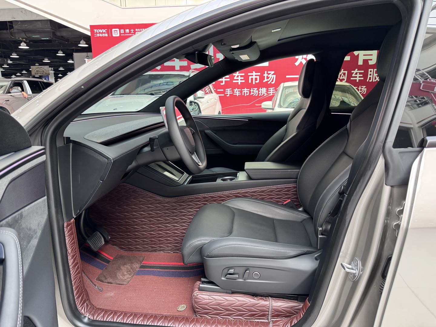 Tesla Model Y L 2026 #4 Tesla Model Y L 2026 car image #4