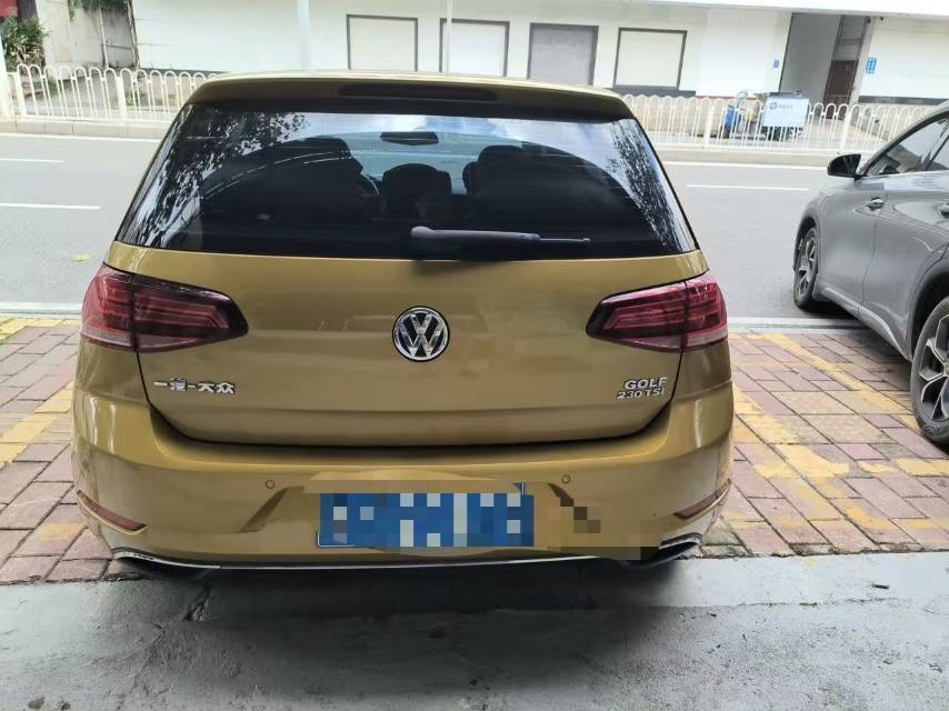 Volkswagen Golf 2018 car image #2
