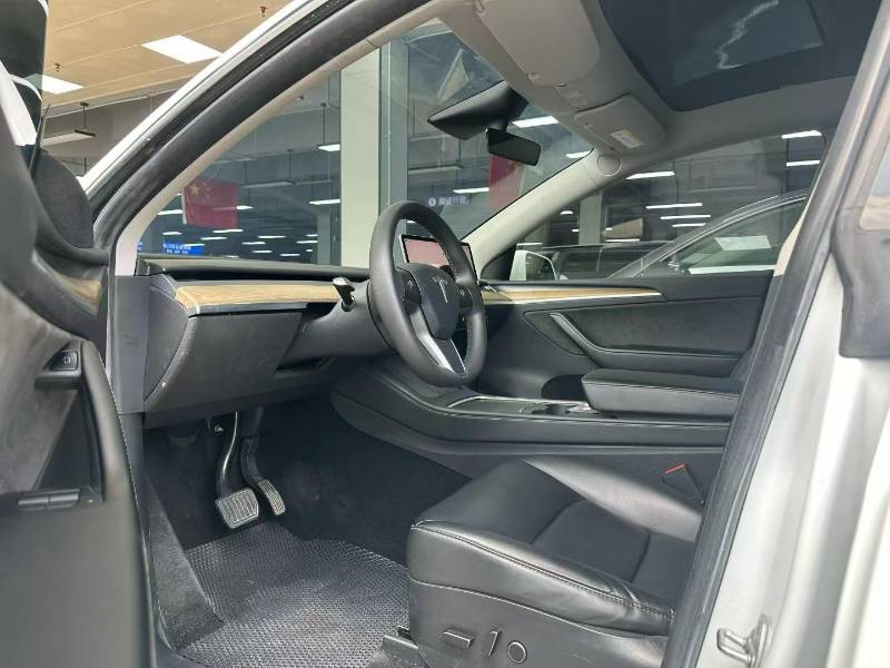 Tesla Model Y 2023 car image #4