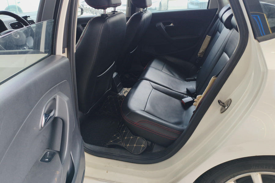 Volkswagen Polo 2015 car image #5