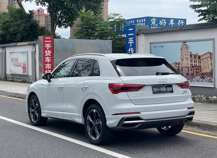 Audi Q3 2022 car image #4