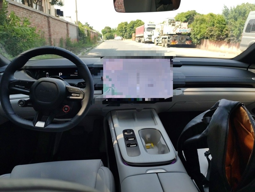 MI SU7 2024 immagine di auto #3