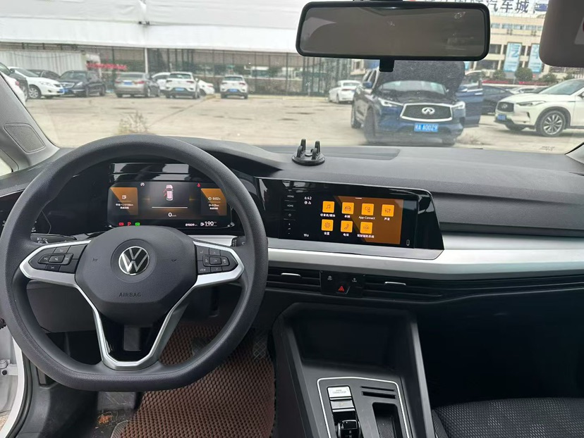 Volkswagen Golf 2023 car image #3