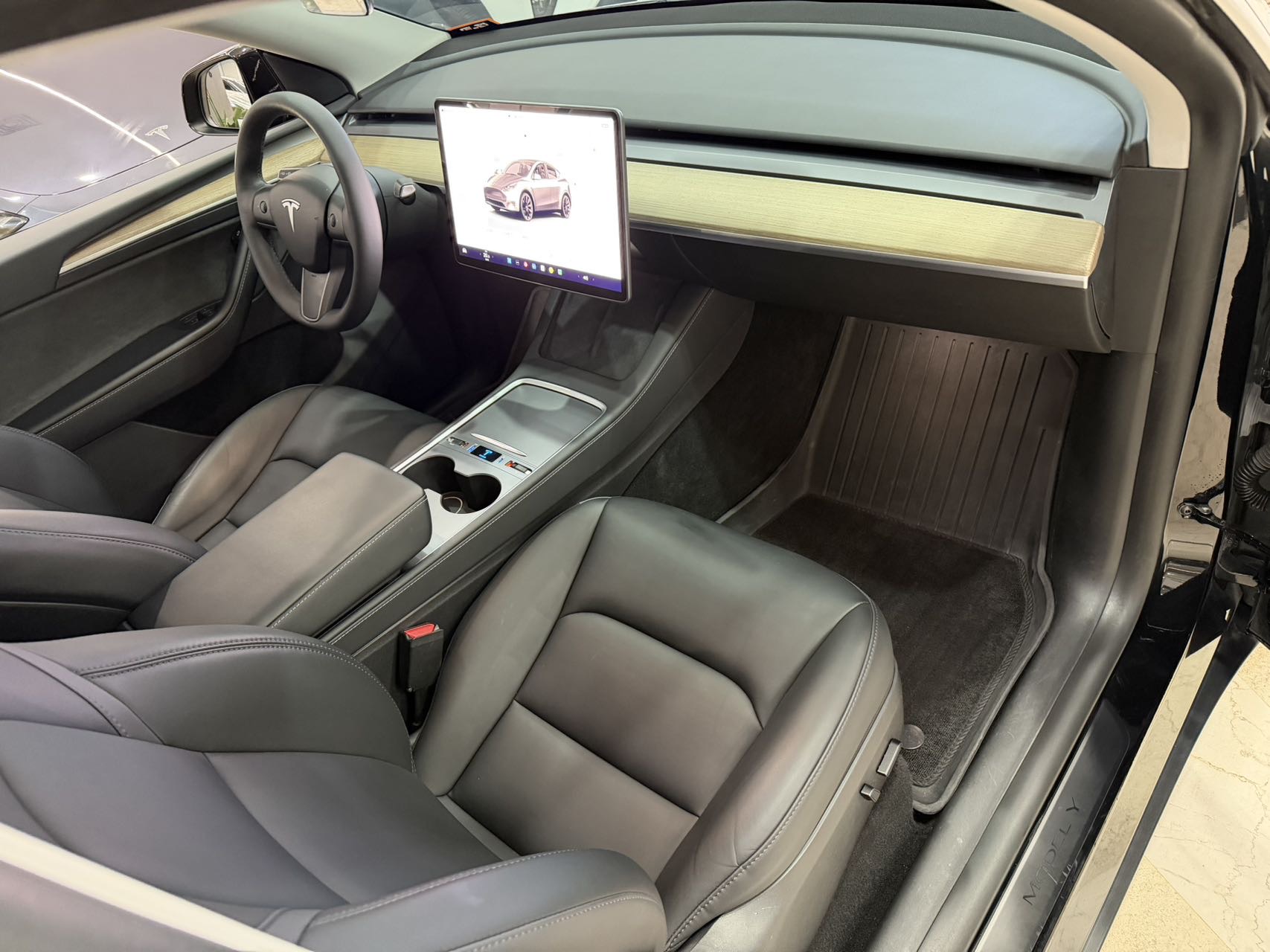 Tesla Model Y 2023 car image #11