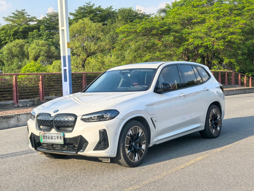 BMW iX3 2023 صورة سيارة 
