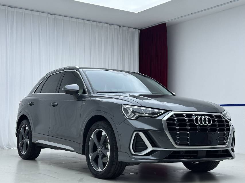 Audi Q3 2022 car image #3