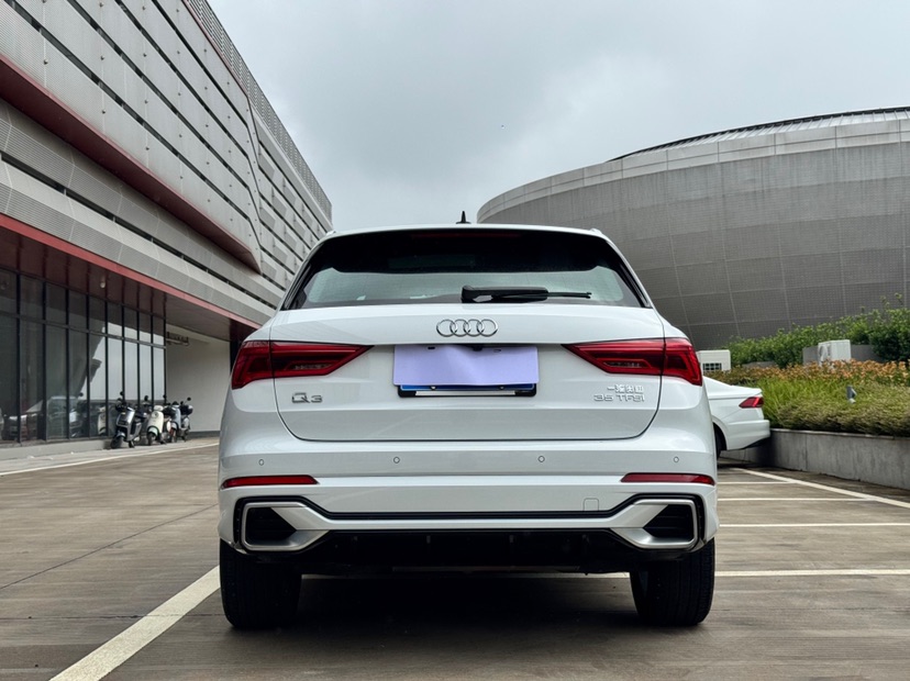 Audi Q3 2023 car image #17