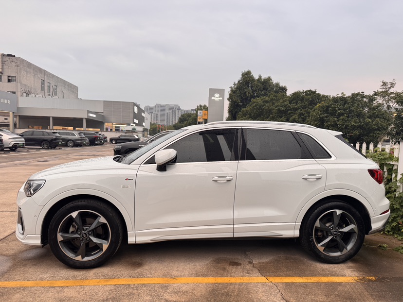 Audi Q3 2023 car image #2