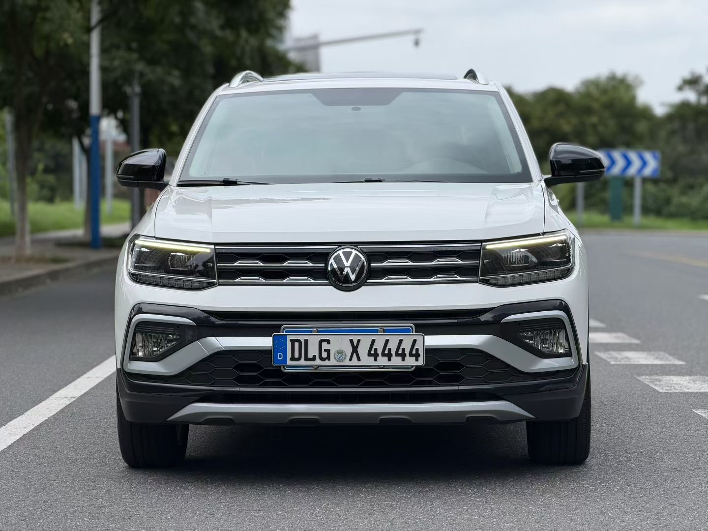 Volkswagen T-Cross 2021 car image #2