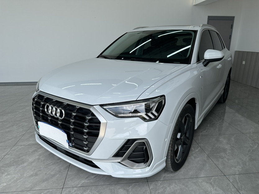 Audi Q3 2022 car image #3