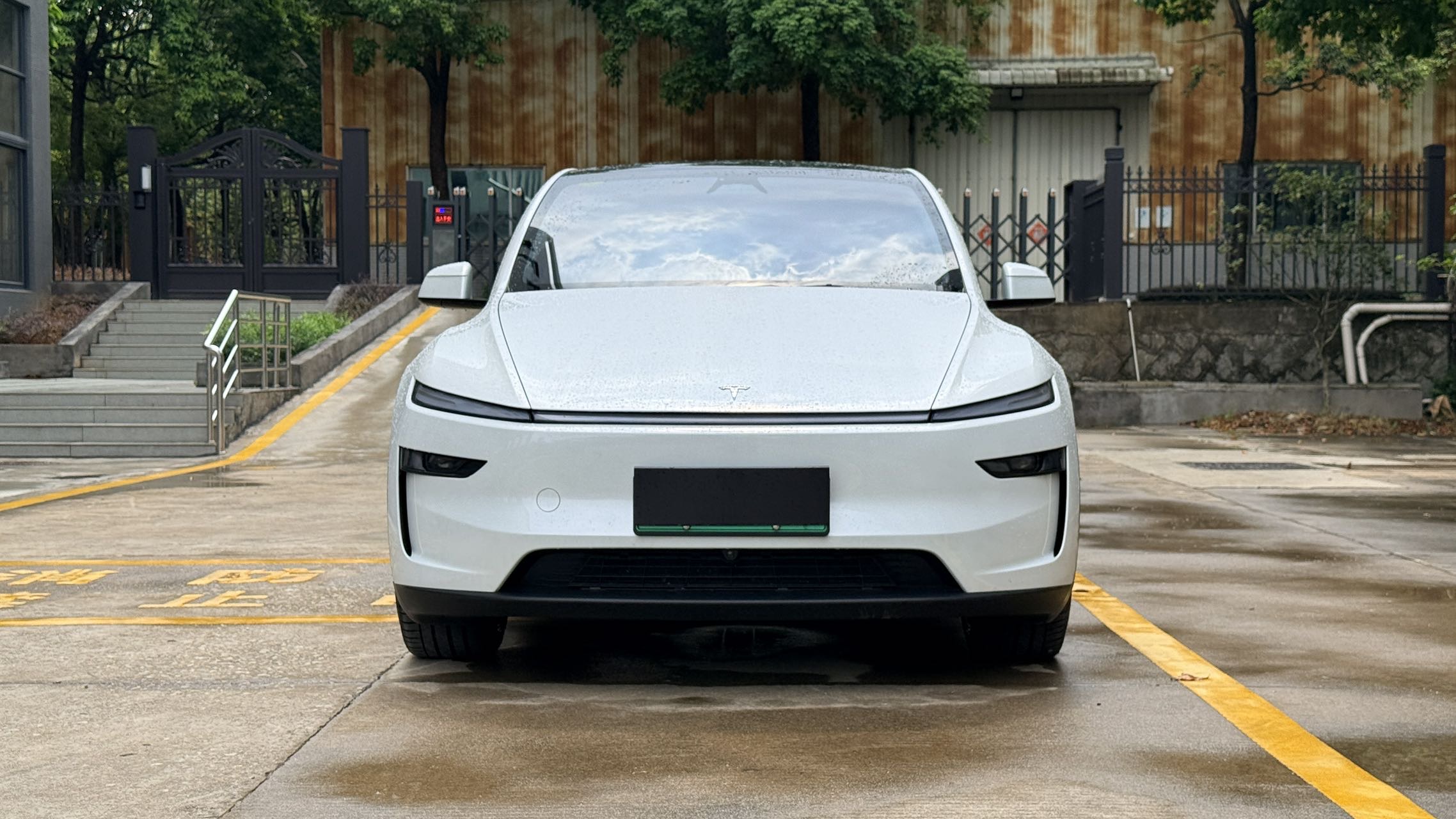 Tesla Model Y 2025 #2 Tesla Model Y 2025 car image #2