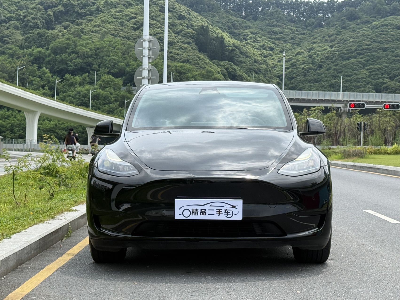 Tesla Model Y 2023 car image #2