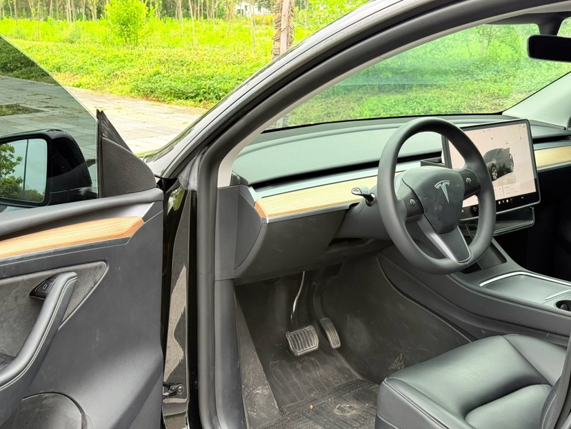 Tesla Model Y 2023 car image #3