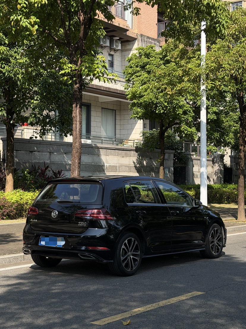 Volkswagen Golf 2018 car image #3
