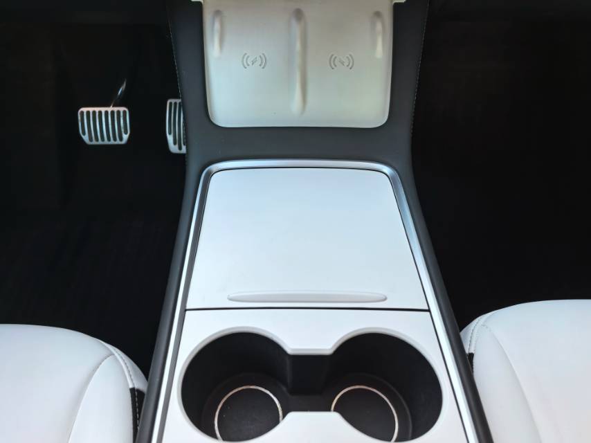 Tesla Model Y 2023 car image #15