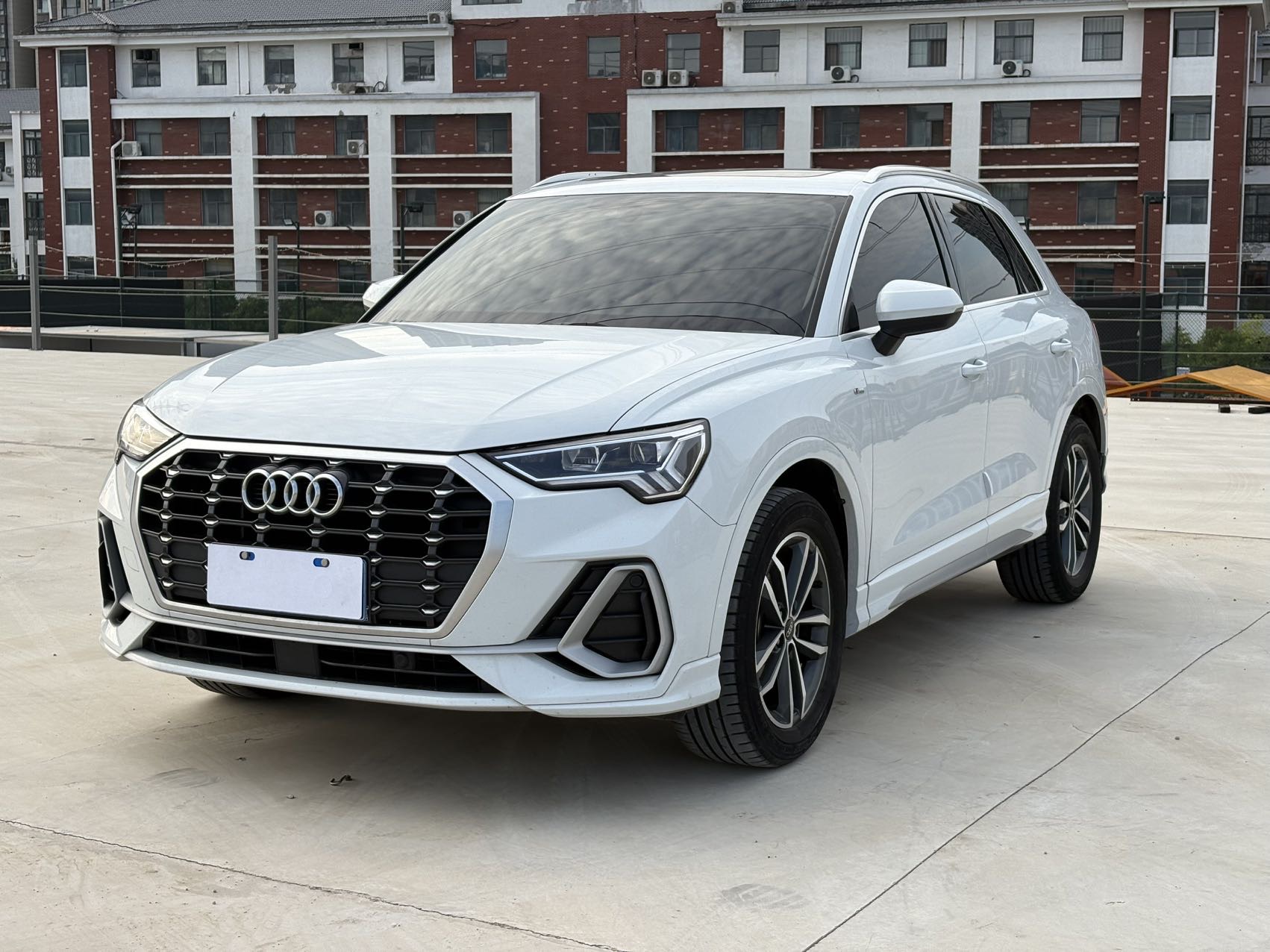 Audi Q3 2022 car image 
