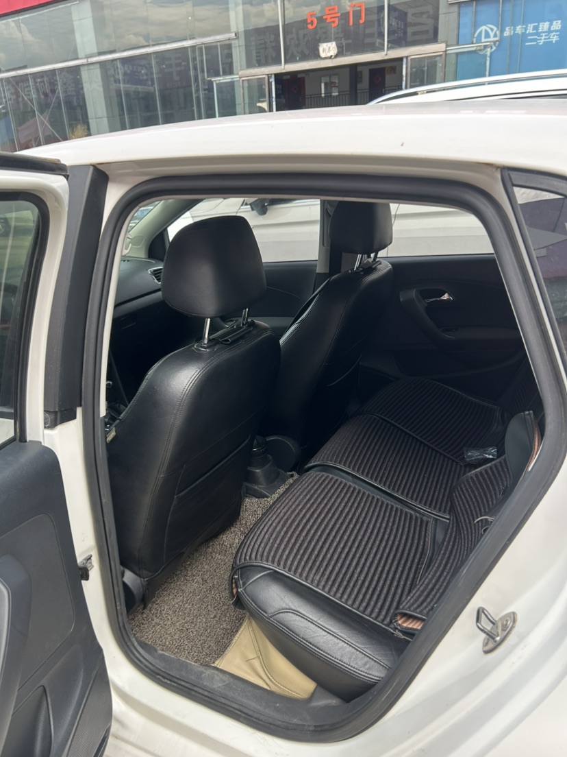 Volkswagen Polo 2011 car image #5
