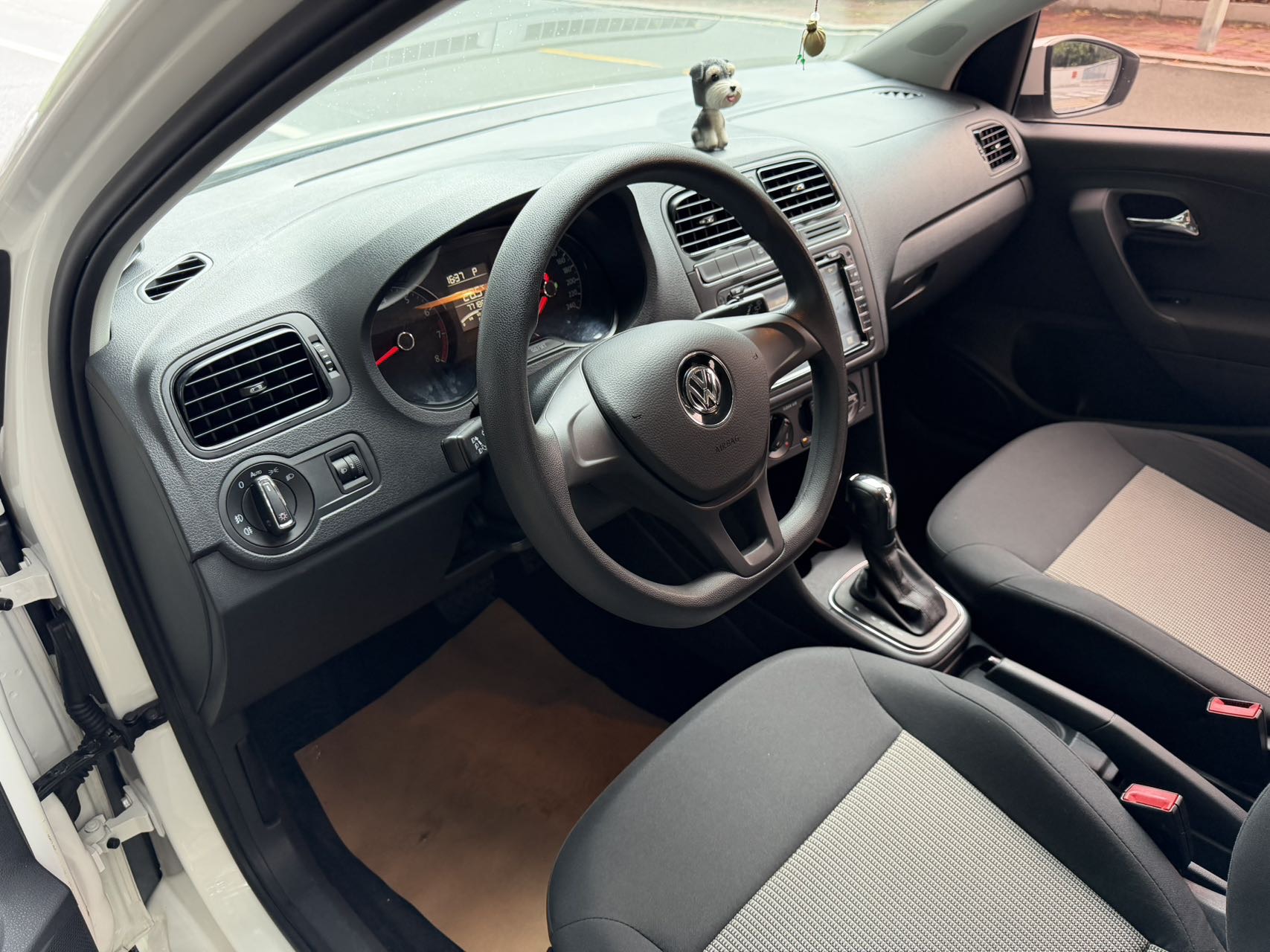Volkswagen Polo 2017 car image #12