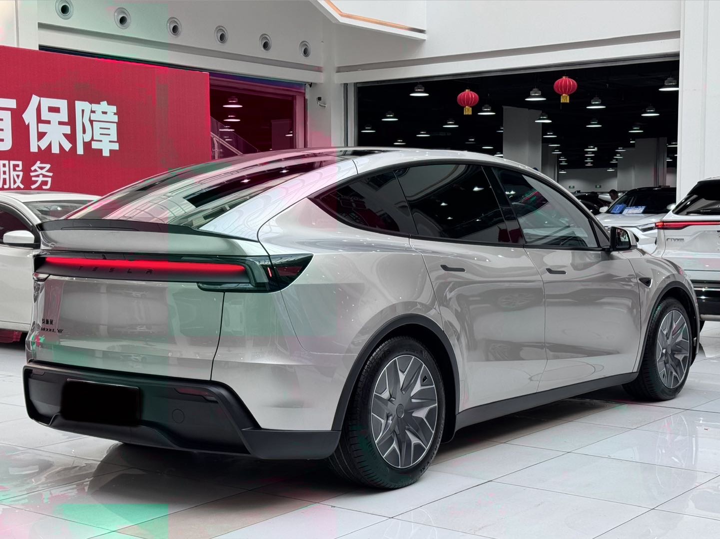 Tesla Model Y L 2026 #13 Tesla Model Y L 2026 car image #13