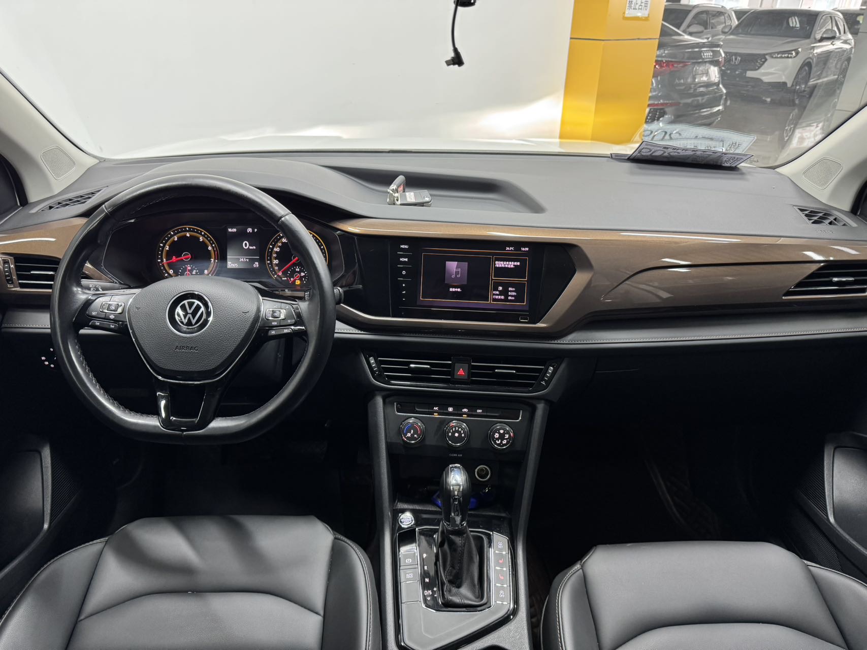 Volkswagen Tharu 2022 car image #9
