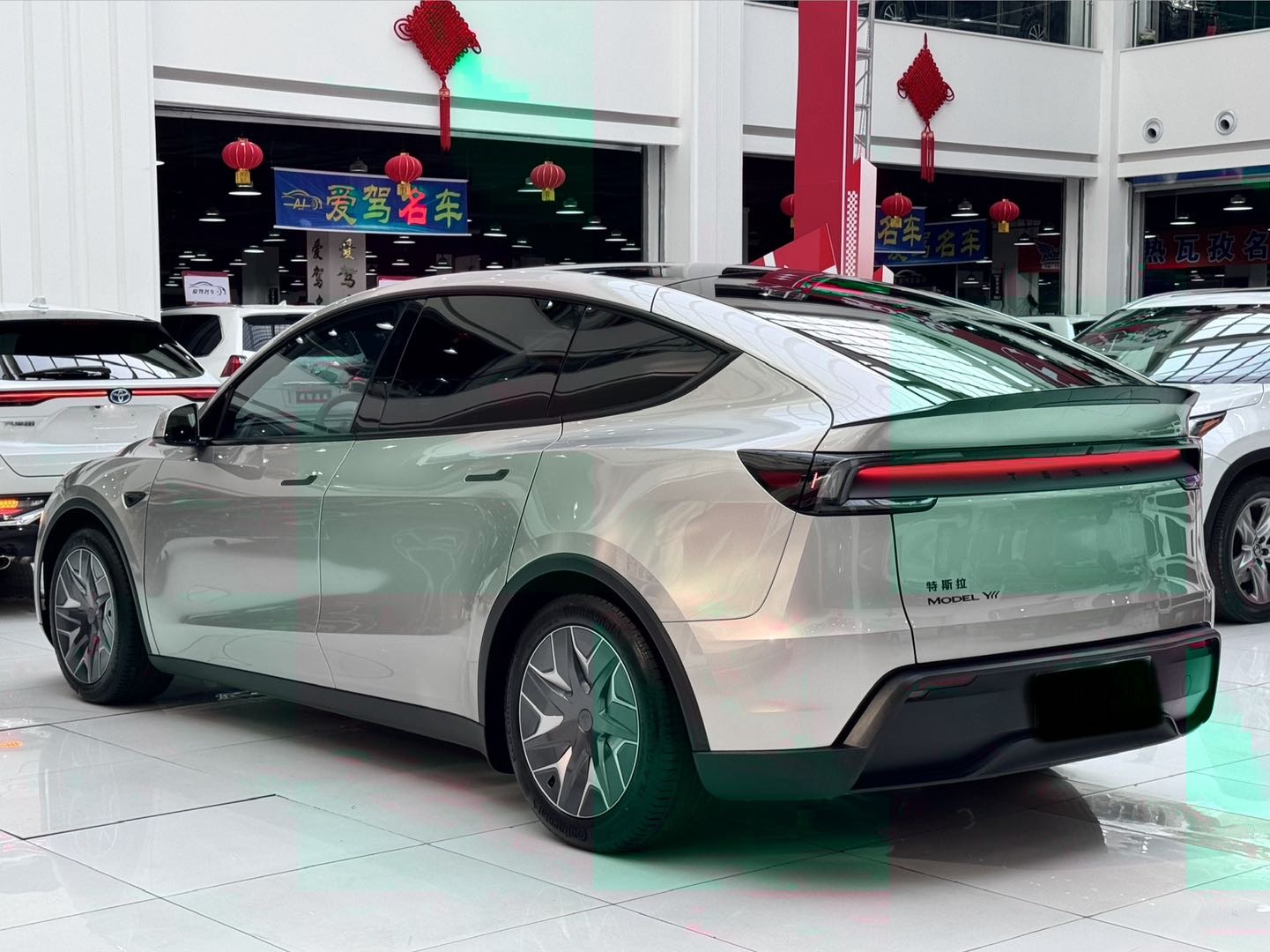 Tesla Model Y L 2026 #11 Tesla Model Y L 2026 car image #11
