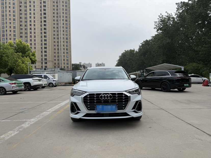 Audi Q3 2023 car image #2